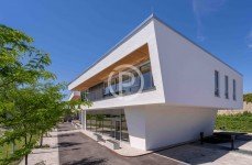 Hauptbild Praxis- oder Ausstellungsfläche in Weinstadt. Ansprechende Architektur und klimatisierte Flächen.